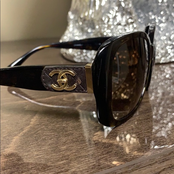 CHANEL Tortoise Shell CC Turnlock Sunglasses - Picture 3 of 16